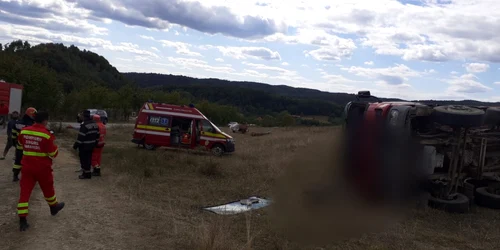 Basculantă plină cu balastru s-a răsturnat pe un teren viran în Vâlcea la Mateeşti Foto Adevărul