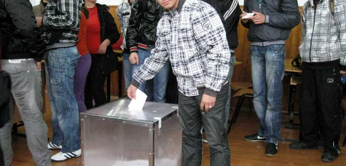 Elevii s-au prezentat în număr mare la cabinele de vot