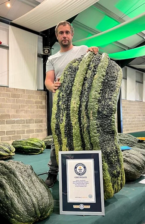 Cel mai lung dovlecel –1,45 m (Foto: Guinness World Records)