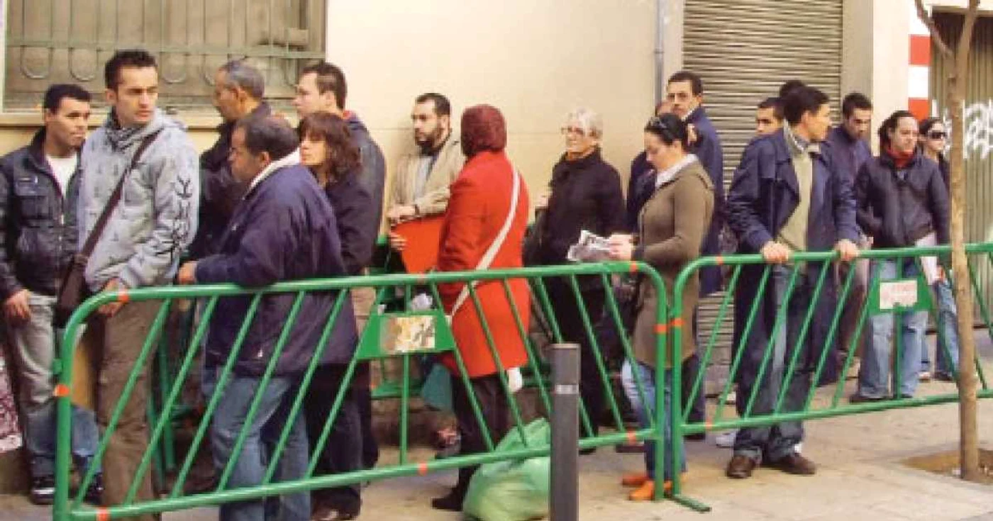 Muncitorii sezonieri au stat la cozi pentru ajutoare