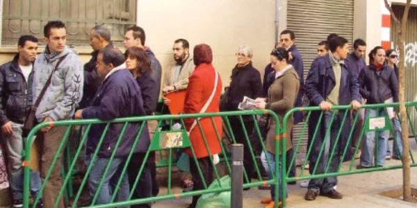 Muncitorii sezonieri au stat la cozi pentru ajutoare