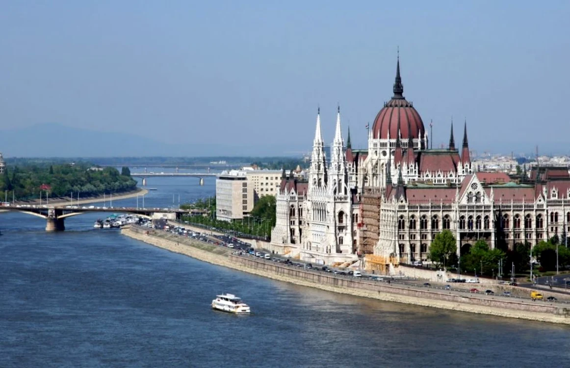 Între Bucureşti şi Budapesta, compania va opera trei zboruri pe săptămână în zilele de miercuri, vineri şi duminică. FOTO Arhiva