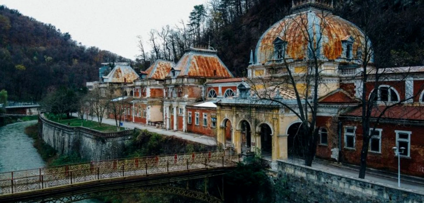 Clădirea fostelor Băi Neptun e una din cele mai frumoase din Herculane. FOTO Herculane Project