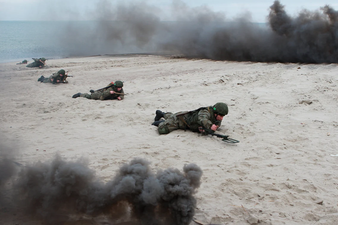 Părți ale uniformei infanteriștilor navali ai Rusiei au fost descoperite pe o plajă din Vadu. Foto generic. Sursa: Ministerul Apărării al Rusiei