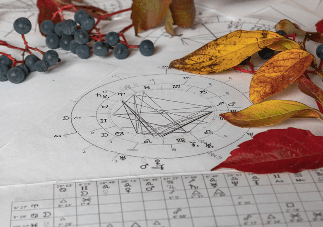 Horoscop 19-25 septembrie. Taurii duc o luptă grea, Racii pot avansa în carieră, uși importante se deschid pentru Vărsători