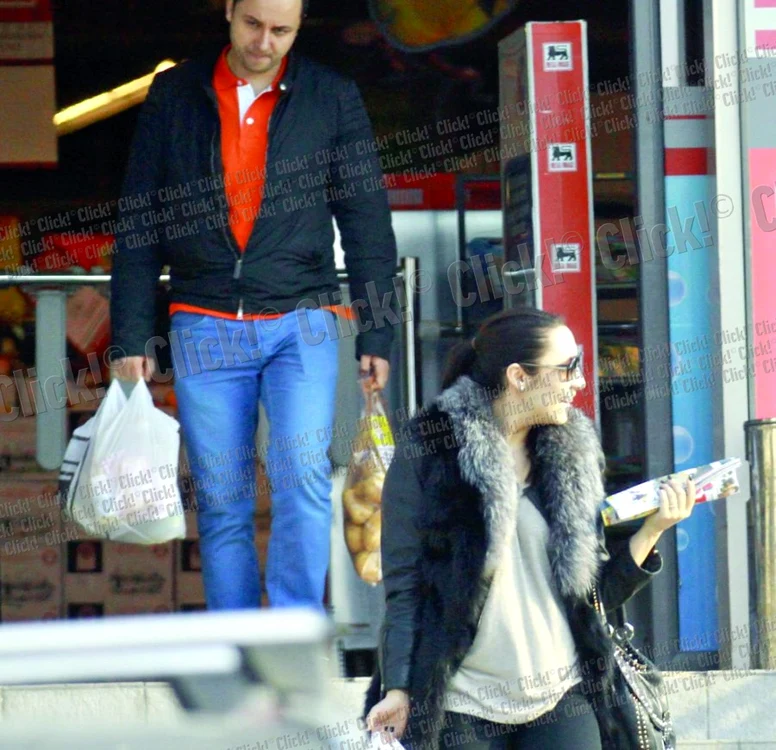 La ieşirea din magazin, Andra le-a zâmbit unor trecători care au recunoscut-o