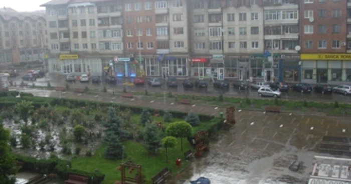 Suceava: Aversele au transformat din nou Suceava într-un lac (GALERIE FOTO ŞI VIDEO)