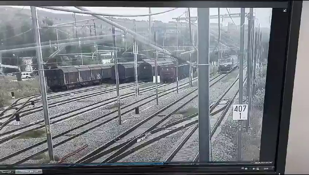 Scandal între CFR Călători și Infrastructură, după ce ușa unui vagon a căzut în mers. Ce se vede pe camerele de supraveghere