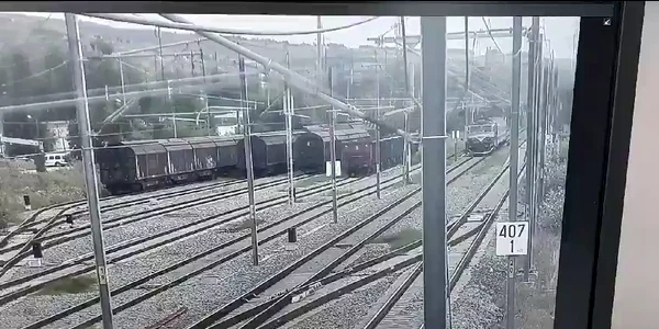 Momentul in care trenul CFR Calatori pierde usa ultimului vagon Imagini CFR Infrastructura mp4 thumbnail png