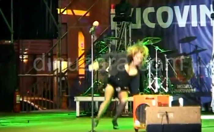 Sandra a căzut lângă aerotermă, dar a continuat să zâmbească