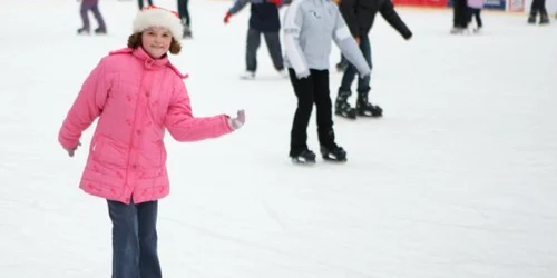 Copiii costumaţi sunt invitaţi să danseze pe patinoarul Olimpia