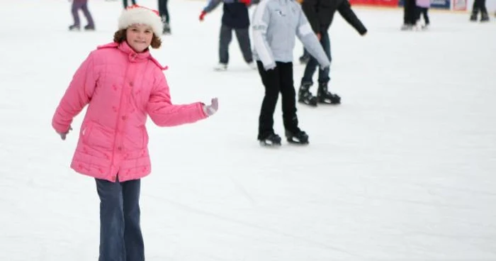 Copiii costumaţi sunt invitaţi să danseze pe patinoarul Olimpia