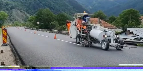 Lucrări pe DN 7 - E 81 pe Valea Oltului - covor asfaltic nou la Câineni - Vâlcea Foto Adevărul