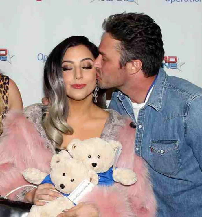 
    Cântăreața s-a încălțat imediat cu darul primit de la logodnicul eiFoto: Instagram/Lady Gaga  