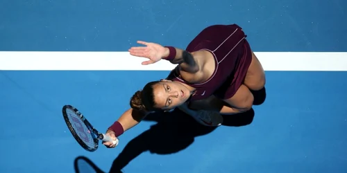 Grecoaica Maria Sakkari serveşte în partida contra britanicei Katie Boulter în ziua întâi a Cupei Hopman 2019 pe arena RAC în perth Australia FOTO Guliver / Getty Images / Paul Kane