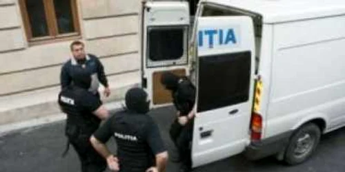 Cei patru au fost reţinuţi pentru 24 de ore/foto: Arhiva