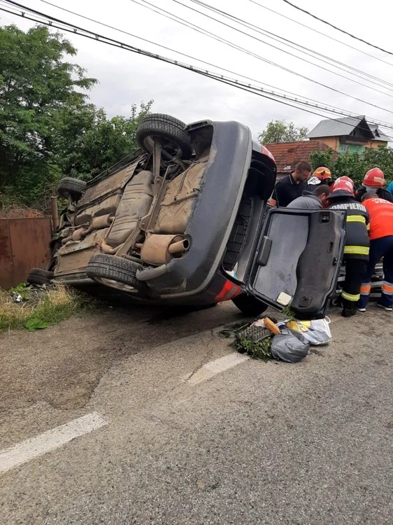 Autoturism răsturnat la ieşire din Râmnicu Vâlcea pe un drum naţional cu patru benzi Foto Adevărul