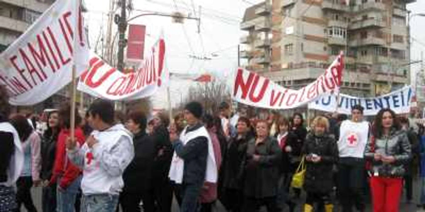Majoritatea celor care au ieşit astăzi în stradă sunt femei, copii şi bătrâni