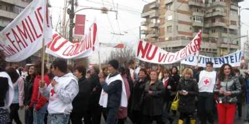 Majoritatea celor care au ieşit astăzi în stradă sunt femei, copii şi bătrâni