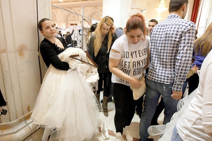 Viitoarele mirese au stat  şi două ore la coadă