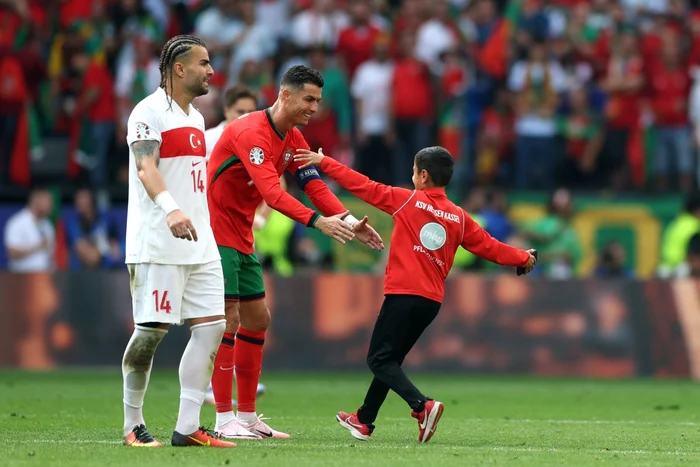 Ronaldo l-a luat în brațe pe băiețelul de 10 ani (FOTO: Gettyimages)