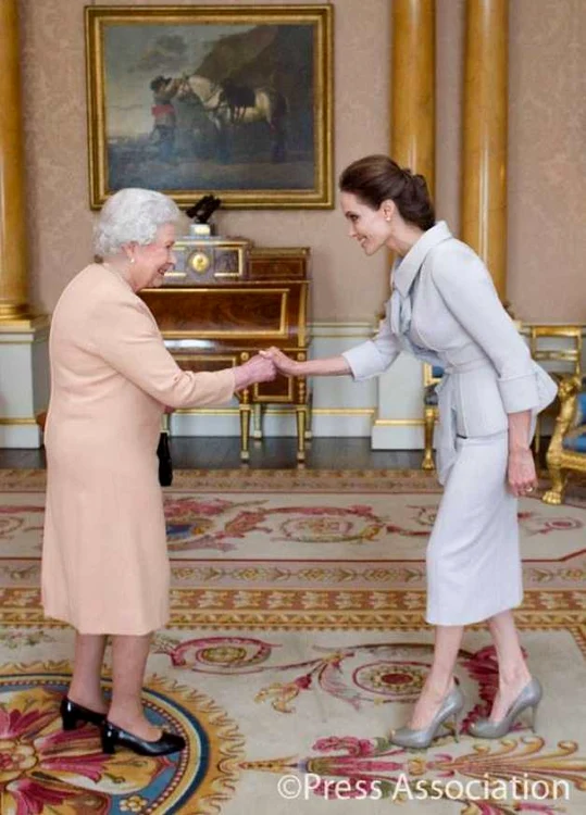 Angelina Jolie Regina Marii Britanii FOTO Facebook