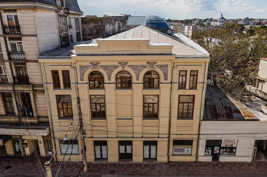 Vechiul teatru al unui oraș, scos la vânzare. Era considerată cea mai elegantă clădire artistică