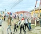 Flăcăii poartă cu mândrie  “Steagul cu geavrele”  jpeg