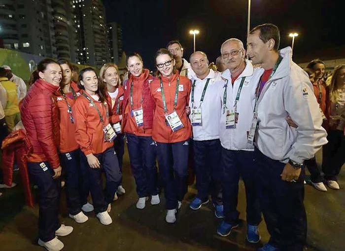 Fetele din lotul de scrimă formează o adevărată familie