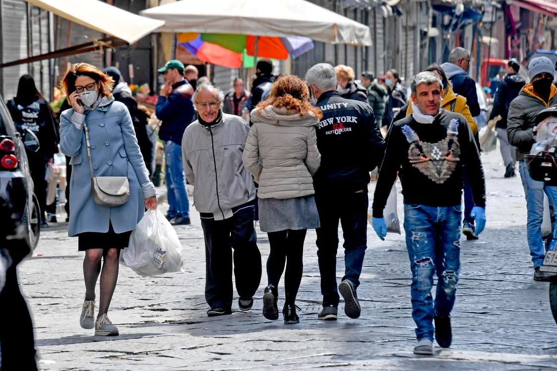 Nu toți italienii se protejează cu măști și mănuși
