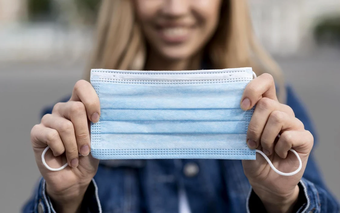 Purtarea măștii rămâne una dintre soluțiile eficiente de protecție. Foto: Freepik.com