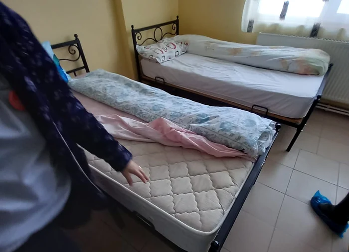 Lenjerii uzate și saltele deformate FOTO: Protecția Consumatorului Galați