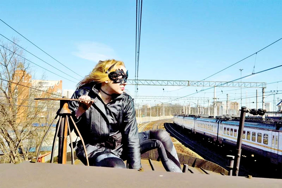 Indiferent de anotimp, tânăra circulă „clandestin” pe acoperişul trenurilor