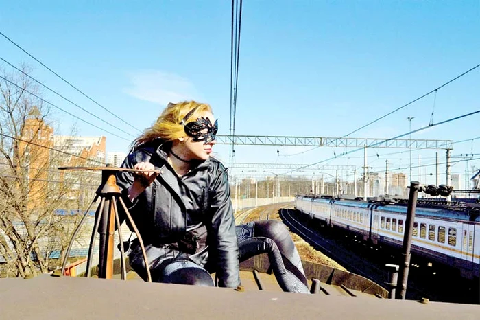 Indiferent de anotimp, tânăra circulă „clandestin” pe acoperişul trenurilor