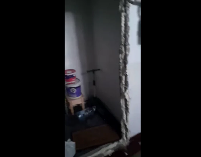 Ușa apartamentului a fost smulsă de suflu. FOTO captură Fii informat Umbrărești