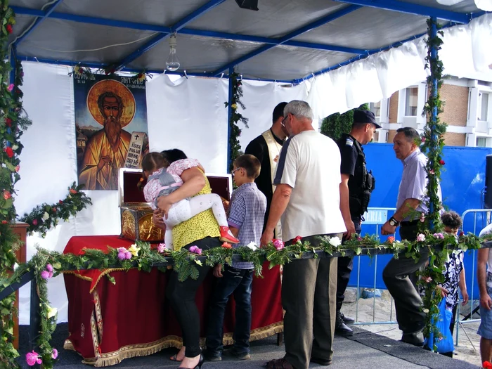 Credincioşii se vor putea ruga trei zile la racla sfântă. FOTOArhivă.