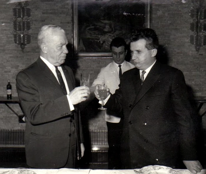 Nicolae Ceauşescu felicitând pe Emil Bodnăraş la a 65-a aniversare de la naşterea sa (10 februarie 1969). FOTO: fototeca.iiccr.ro