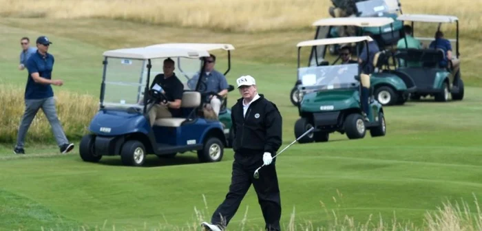 Donald Trump jucând golf sub o strictă supraveghere FOTO AFP