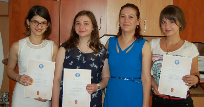 Teodora Vârlan (Colegiul Cuza Vodă Huşi), Teodora Nebunu (Liceul Mihail Kogălniceanu Vaslui) şi Elena Neştian (Colegiul Gheorghe Roşca Codreanu Bârlad), alături de inspectorul general, Gabriela Plăcintă