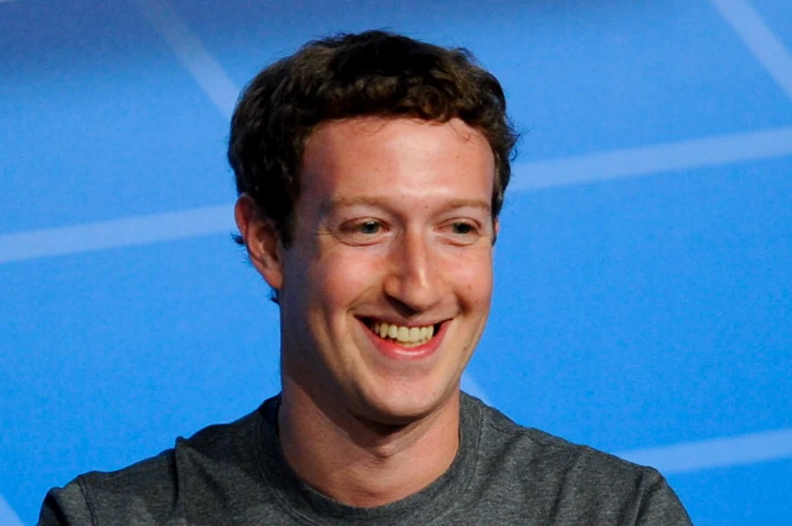 
    Mark Zuckerberg ține camera web a laptopului acoperită cu bandă adezivăFoto Getty  