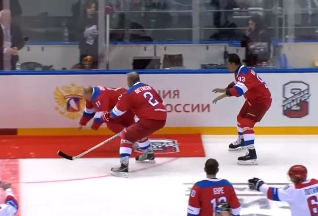 Vladimir Putin a căzut pe covorul roșu din arena de hochei