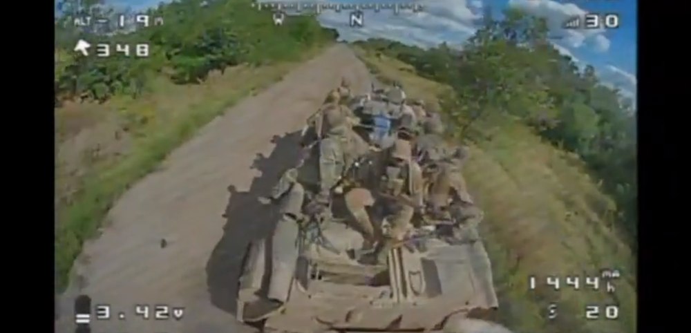 Momentul în care ucrainenii atacă blindat rusesc. Un soldat este lovit în ceafă de o dronă kamikaze VIDEO