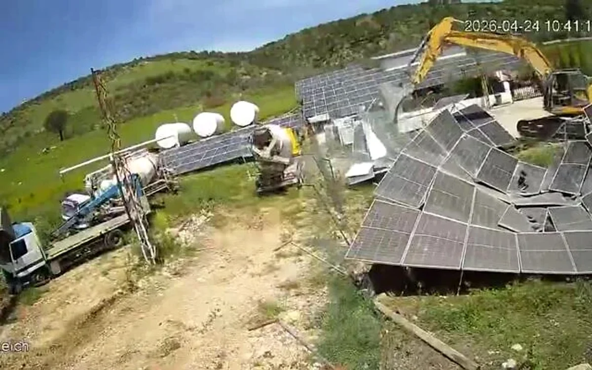Utilaje militare distrugând panouri solare în satul creștin Debel. FOTO: Captură Video 