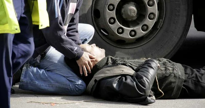 Bărbatul din Drăgăşani care a fost accidentat de tir