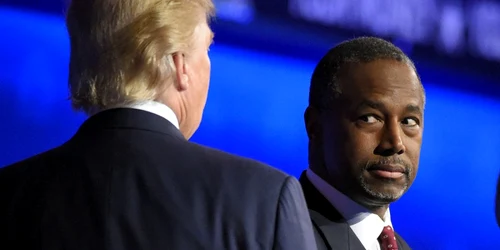 Ben Carson se uită la Donald Trump care urcă pe scenă în timpul dezbaterii republican a candidaţilor pe postul CNBC la Universitatea Colorado din Boulder Colorado FOTO AP