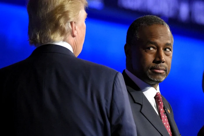 Donald Trump (stânga) şi Ben Carson FOTO AP