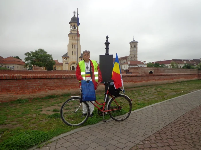 barbat alba bicicleta monument unire