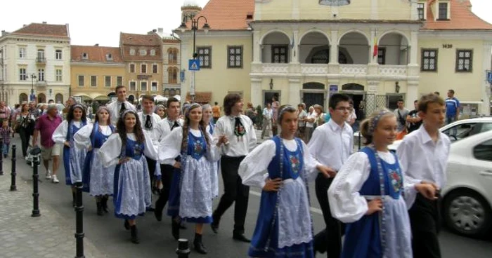 Festivalul va debuta cu parada costumelor. FOTOSimona Suciu.