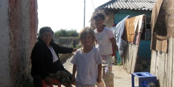 Minora de 14 ani  care a născut doi copii este aşteptată în magherniţa din Roman