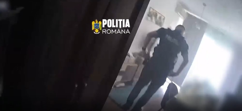 S-a certat cu mama sa şi a dat foc la covor. Adolescentă de 16 ani, salvată dintr-un apartament plin de fum, în Capitală